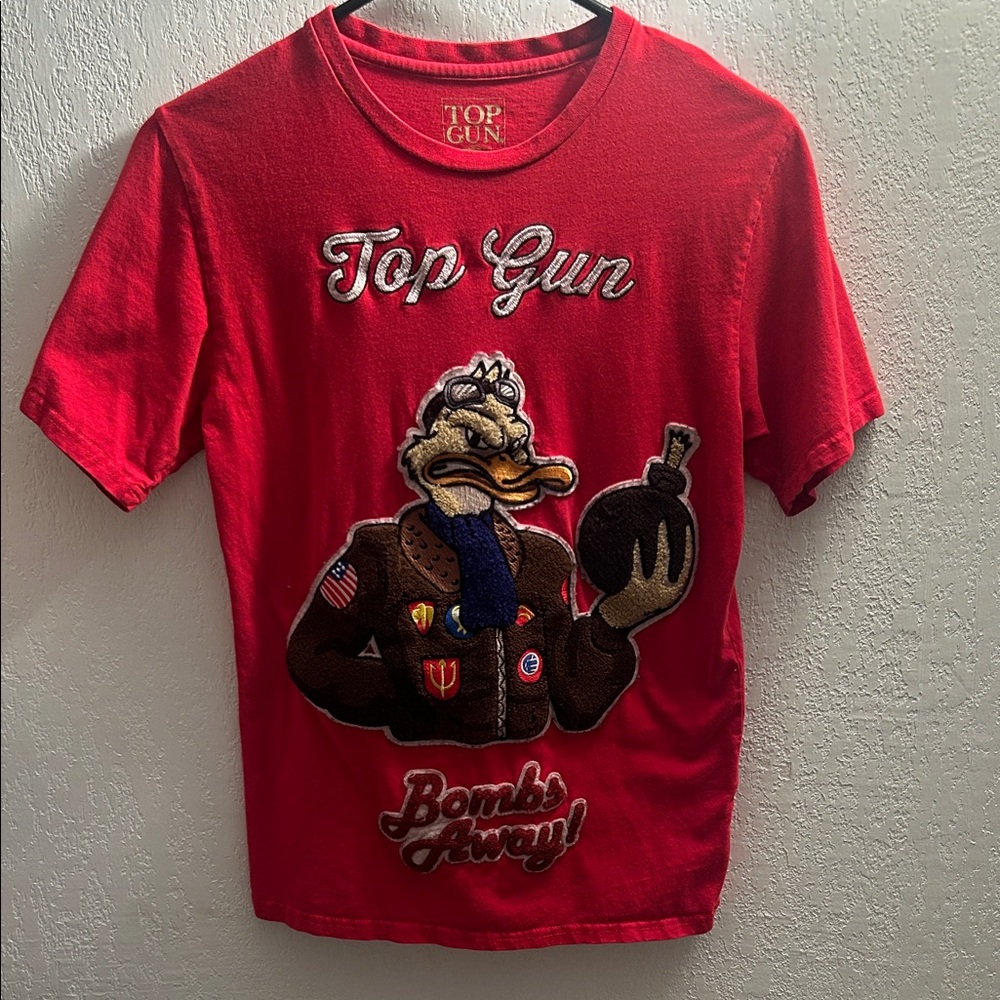 60. Men’s Top Gun graphic tee